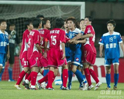 [图]补时阶段头球绝平 浙江队2-2战平上海海港