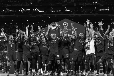 SLAM晒伦纳德昨日战胜勇士赛场照：科怀再次出击