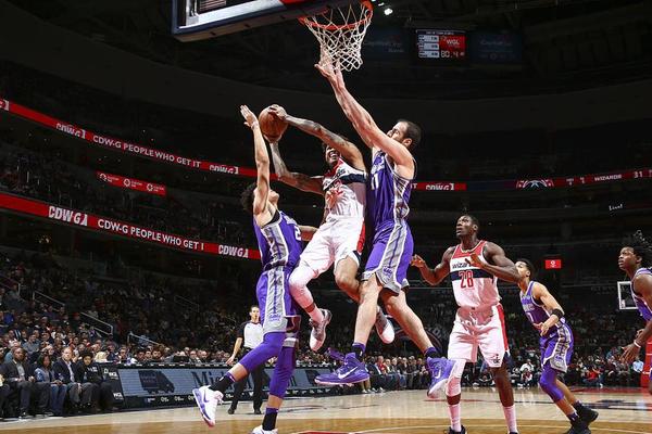 湖人101-105不敌雄鹿 球员评价：詹姆斯满分，5人及格，4人低迷