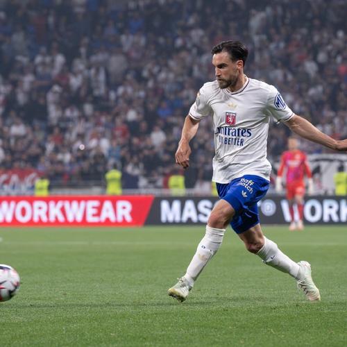 一直在重建的曼联：主教练“死局”，从买C罗回来卖球衣开始